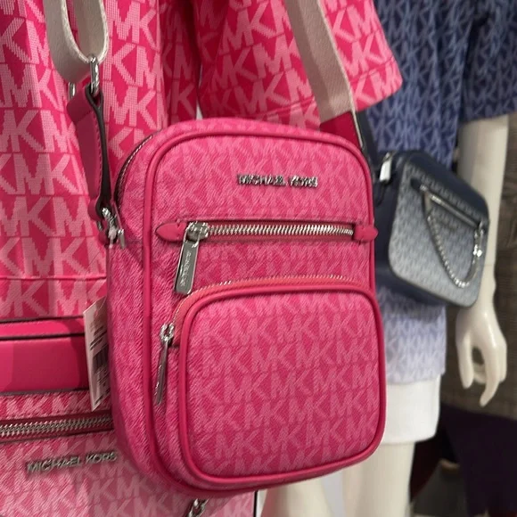 Michael Kors Jet Set Medium Signature Logo Crossbody Bag
COLOR DRAGONFRUT - Picture 7 of 16